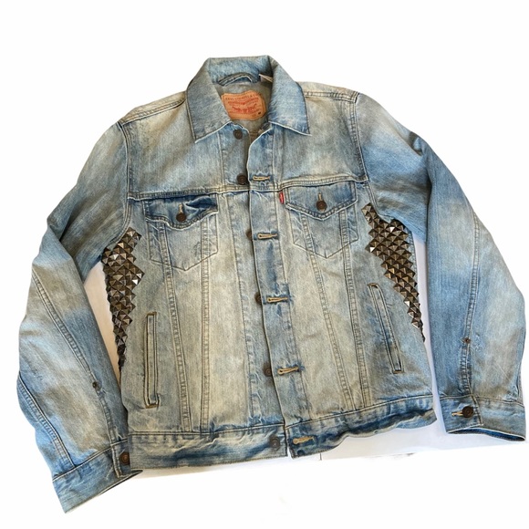 Levi’s Light Wash Studded Jean Jacket Size Medium